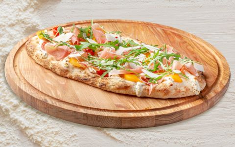 Пинца с хамоном и персиком Пинца с хамоном и персиком